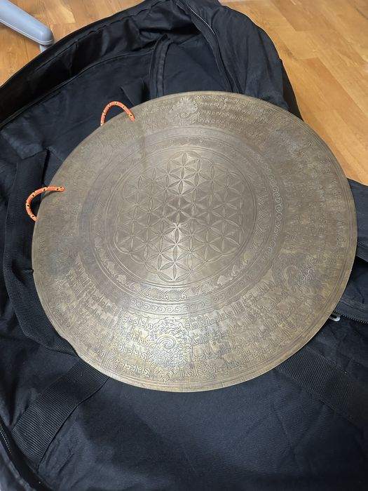 Gong grawerowany, drzewo życia
