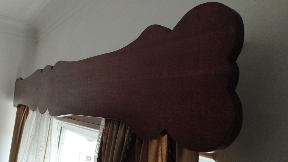 Sanefa em madeira trabalhada