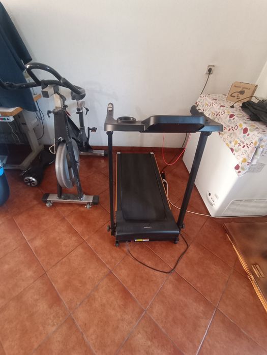 Bicicleta estática, passadeira rolante e mesa de inversão