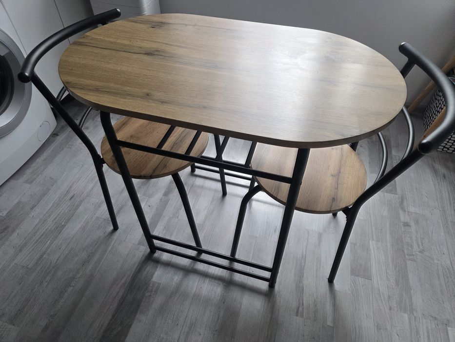 Stolik i dwa krzesła