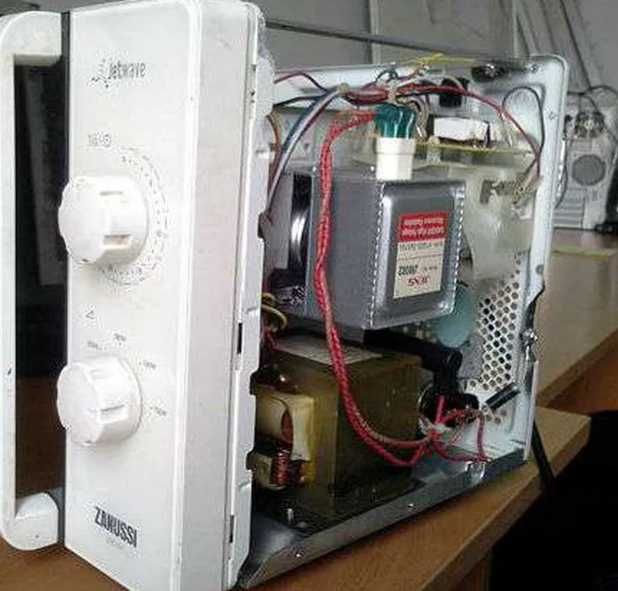 Мастер по ремонту микроволновых печей. Ремонт свч. Сервисный центр микроволновых печей. Ремонт микроволновки ижевск. Микроволновка в разборе.