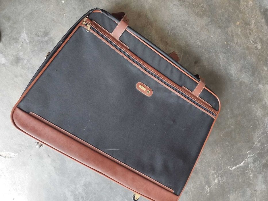 Mala de viagem antiga quase nova