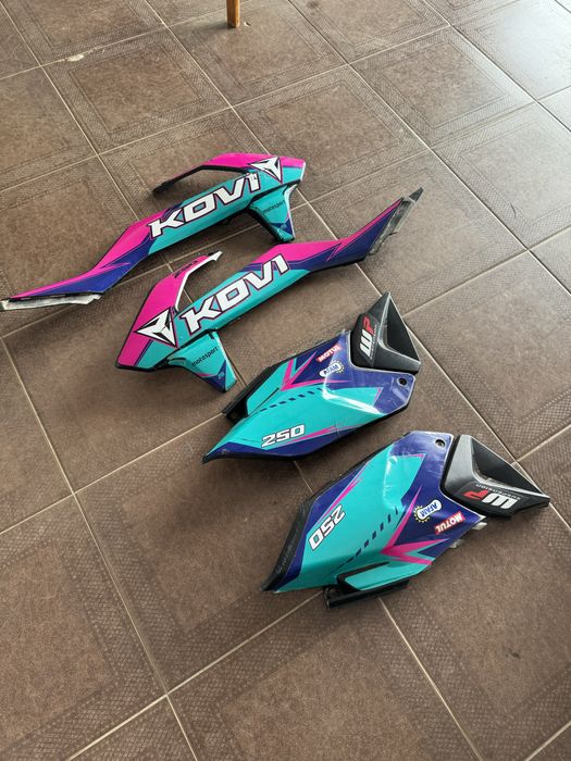 Пластик та сідло