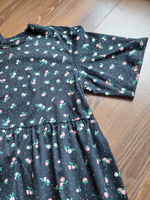 Urocza sukienka w kwiatki H&M