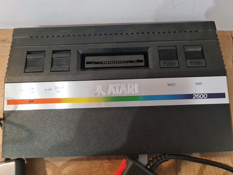 Atari 2600 konsola plus kontrolery