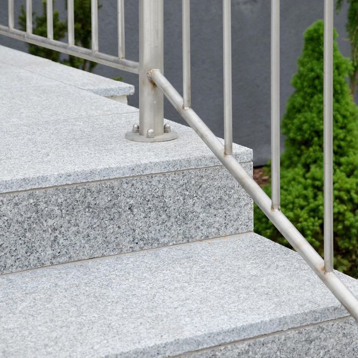 Stopień granitowy G603 New Bianco Cristal płomieniowany 180x35x3 cm antypoślizgowe schody kamienne kamień na stopnie stopień