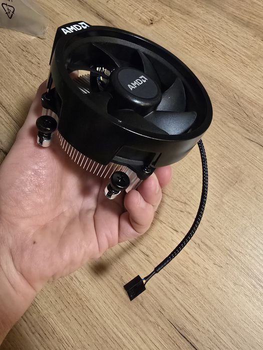 Chłodzenie procesora AMD Wraith Stealth.