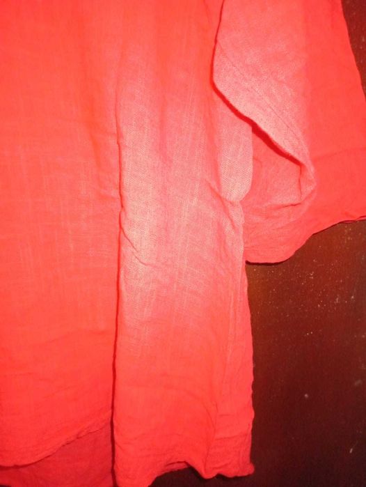 Blusa vermelha de linho com strass