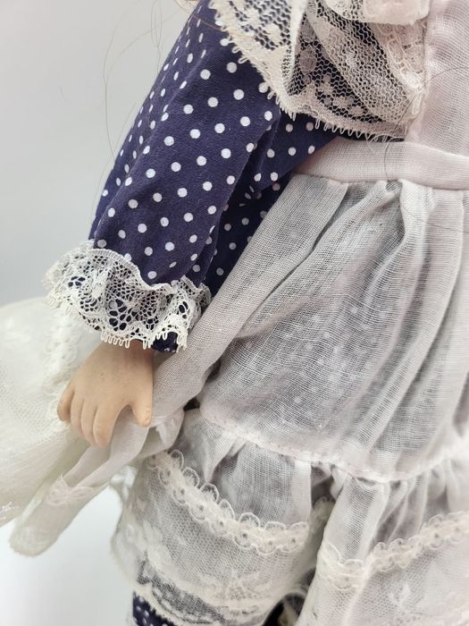 Porcelanowa lalka