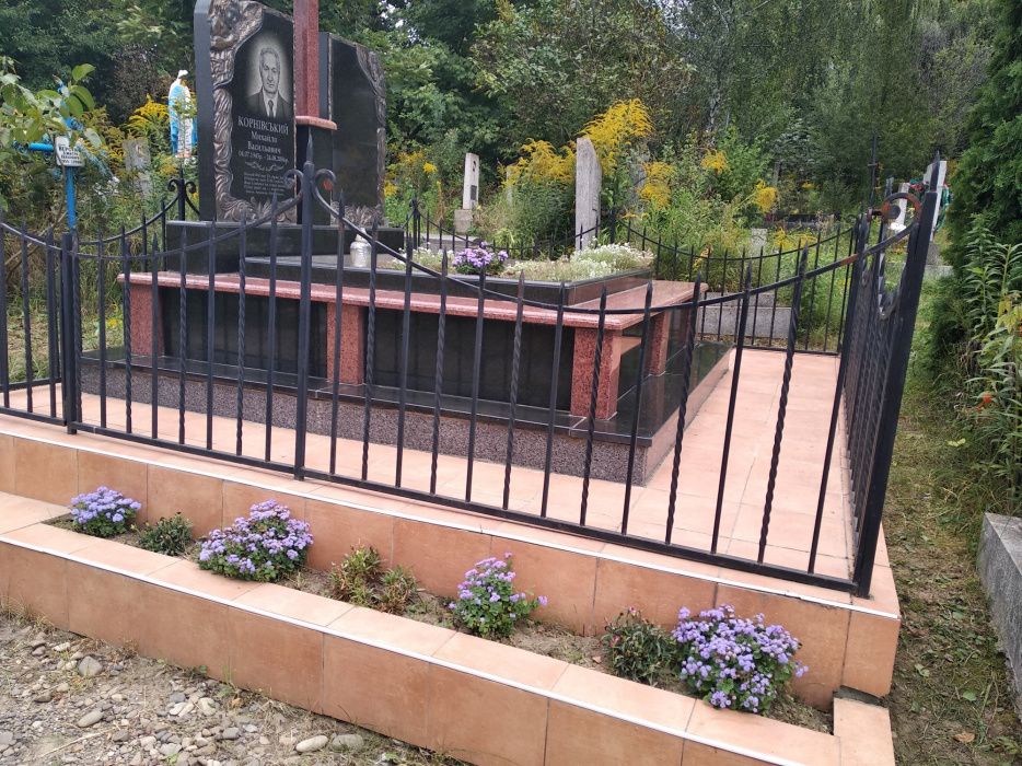 Прибирання могилок та догляд в Чернівцях.