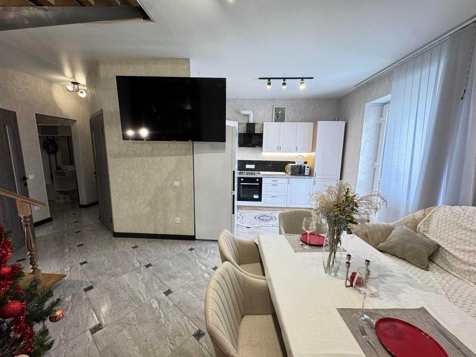 Продаж сучасного таунхауса з готовим ремонтом