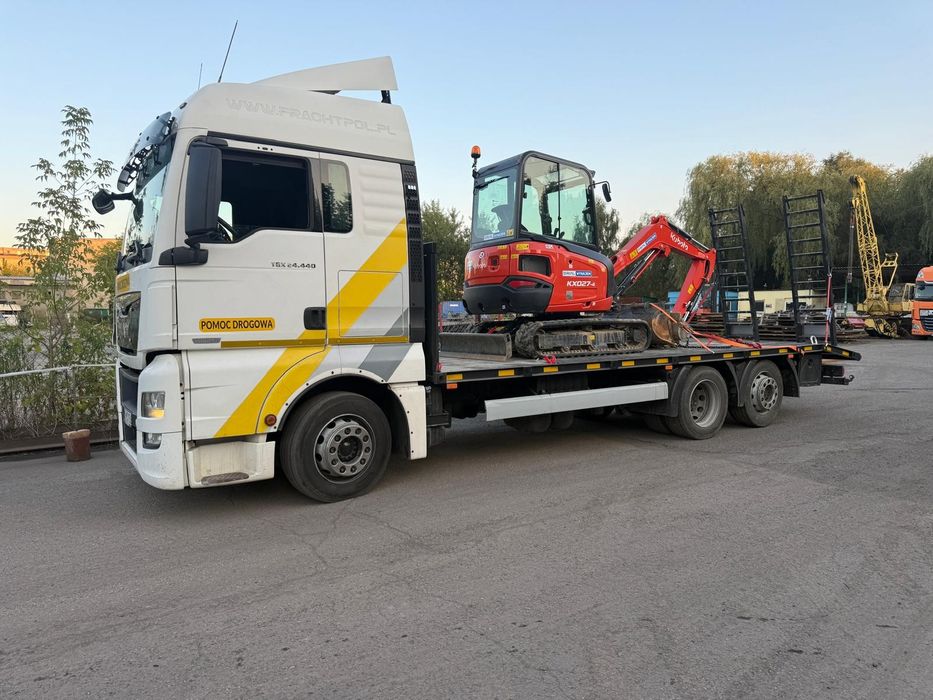 Transport maszyn budowlanych.