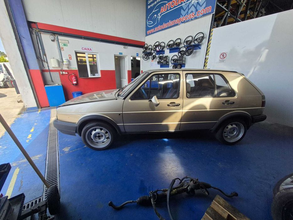 Volkswagen Golf II de 1983 ás peças