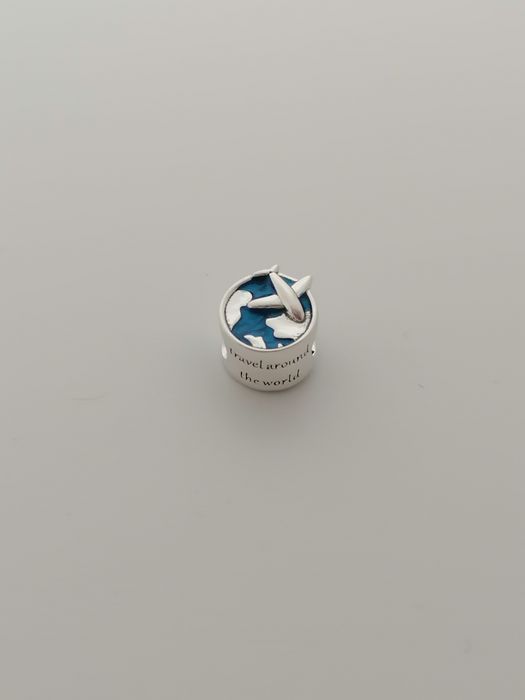 Peça de prata avião e mundo