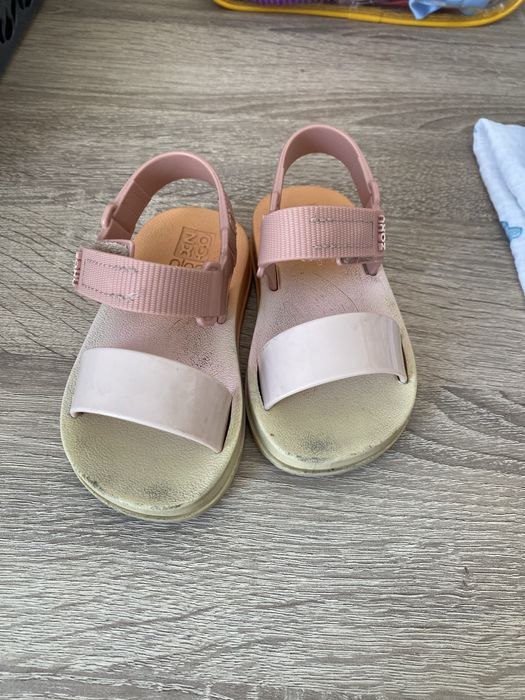 Sandalias de menina