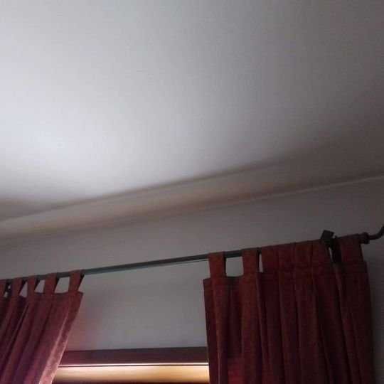 Quarto completo: cama, cómoda, 2 mesas, espelho e candeeiros
