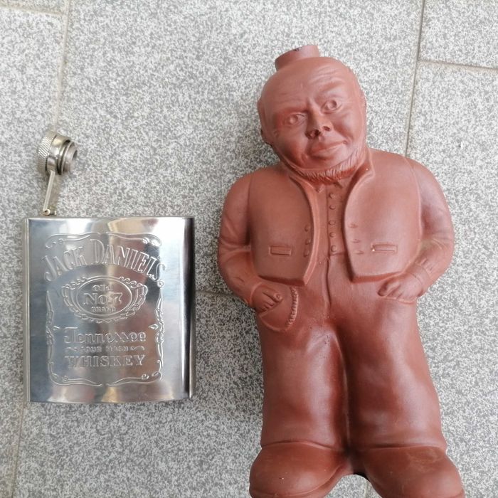 Garrafa das Caldas, e cantil Jack Daniels