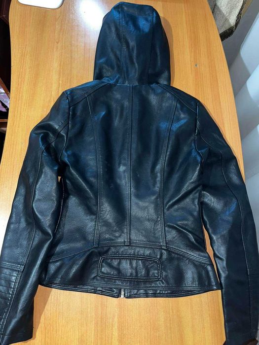 Шкіряна жіноча куртка