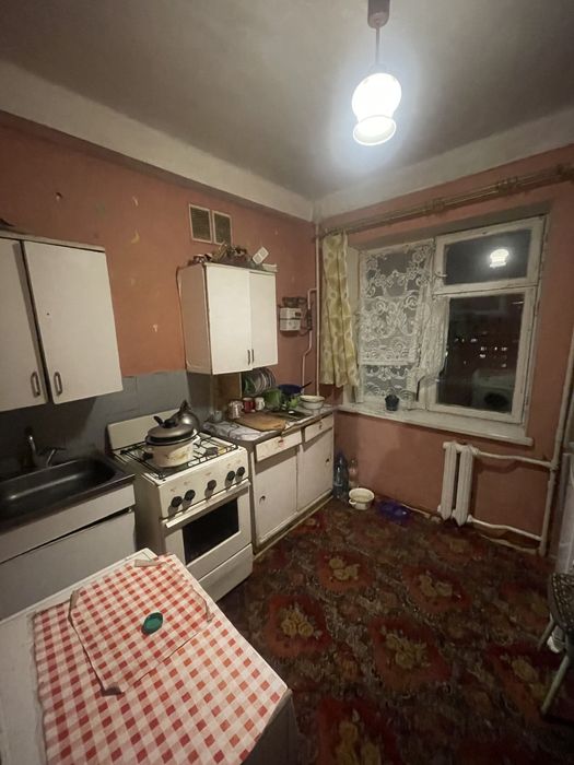 Продається 2- кімнатна квартира,метро Лісова