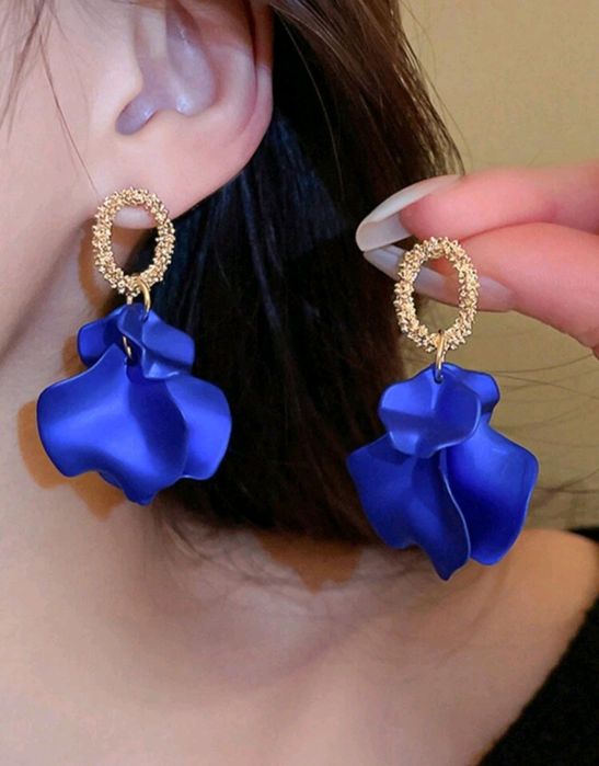 Kolczyki wiszące płatki akrylowe czarne że złotym kółeczkiem