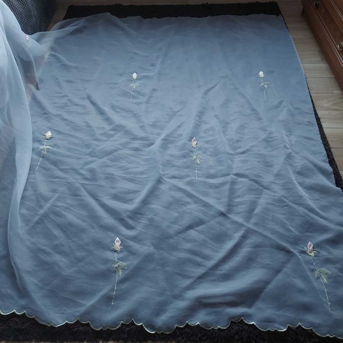 Firanka w haftowane różyczki - kupon 6m