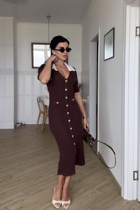 Трикотажна сукня з коміром