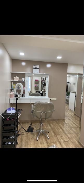 Потрібен перукар та майстер манікюру. Парикмахер.