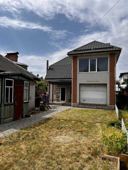 Продається домоволодіння з 2-ма будинками