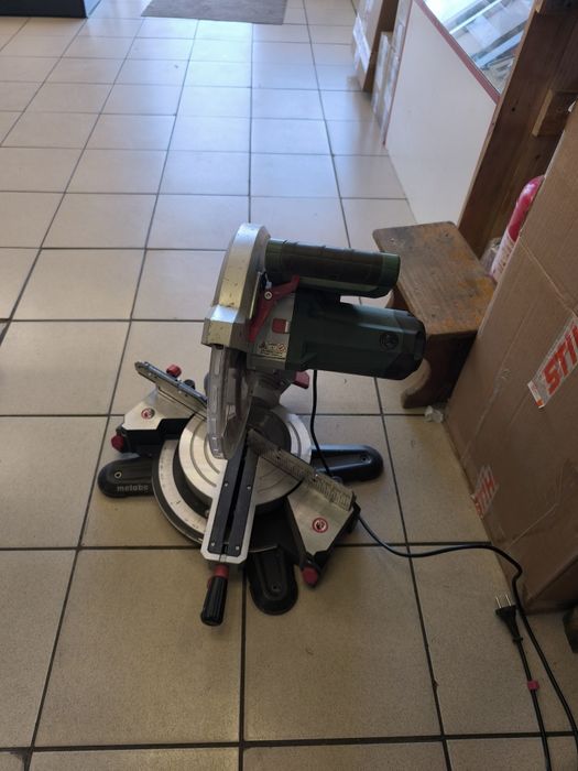 Торцовочная пила Metabo KGS 305 M