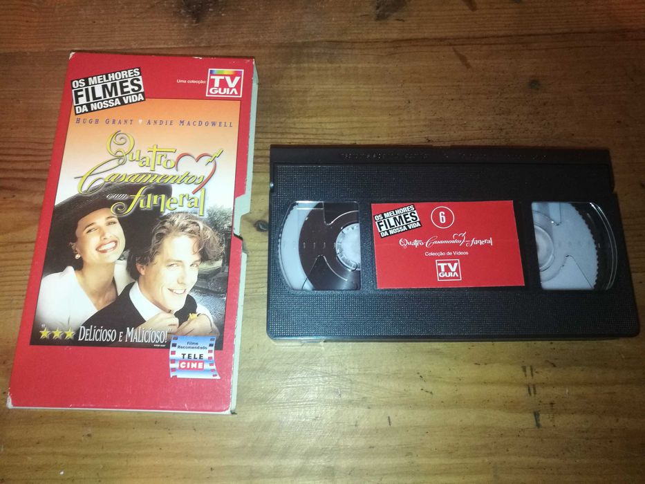Quatro Casamentos e Um Funeral (CAIXA EM CARTÃO) VHS