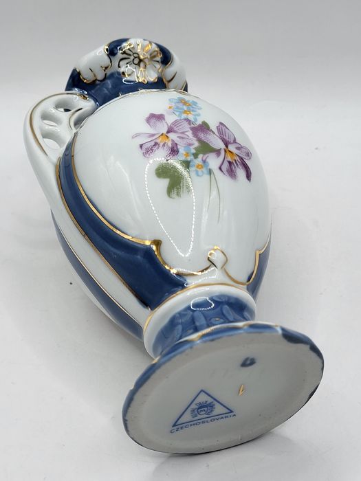 Porcelanowy wazonik Royal Dux