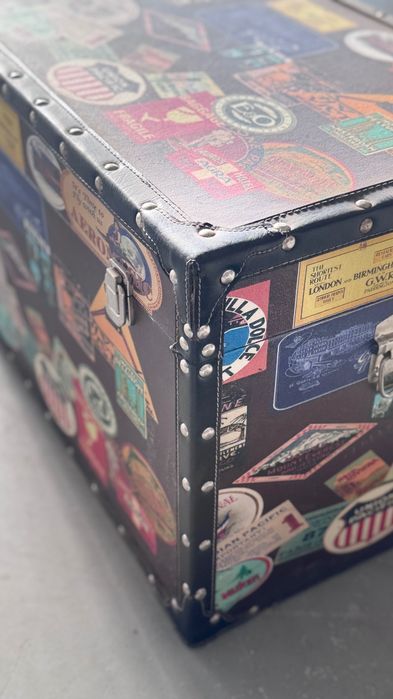 Arca de madeira com motivos de viagem