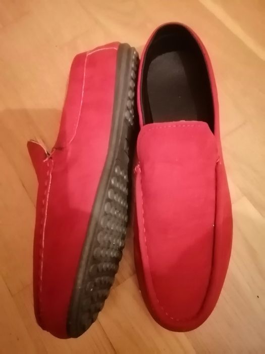 Mocassins novos na caixa cor vermelho e verde em camurça