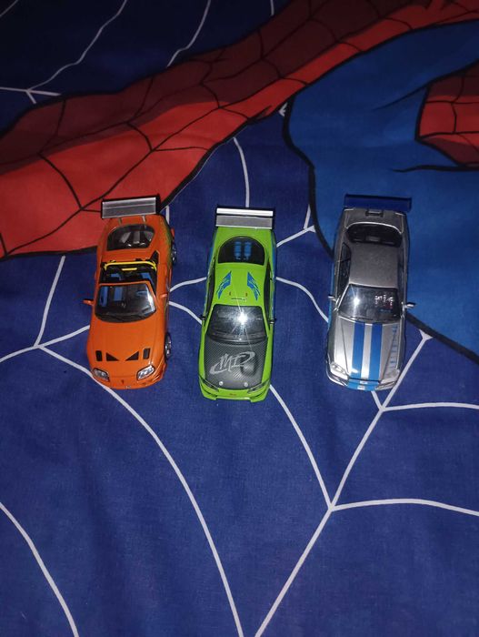 Vendo carros do filme velocidade furiosa