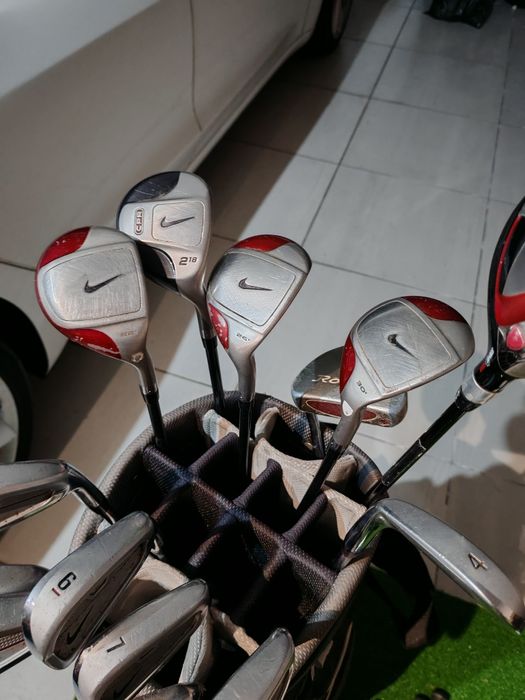 Conjunto completo de tacos de golf Nike.