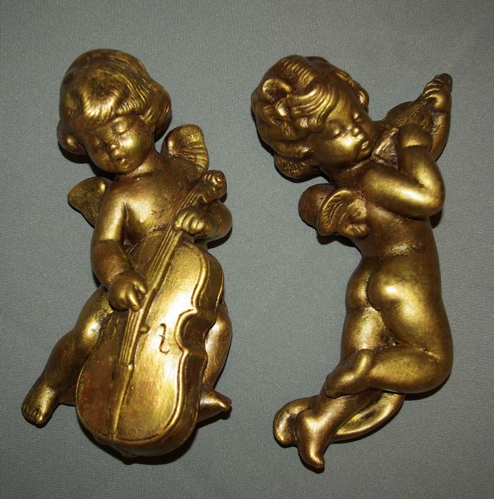 2 Anjos em gesso para pendurar com Pátina Dourado envelhecido.