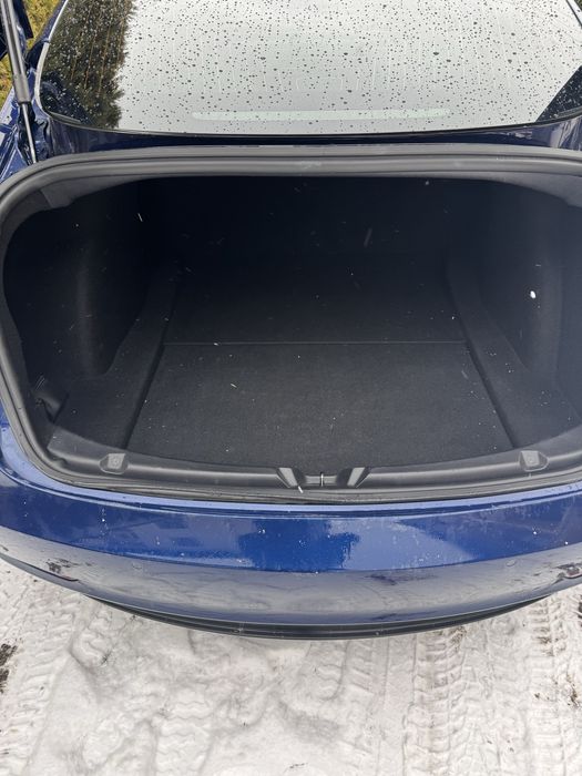 Продам власну машину Tesla Model 3