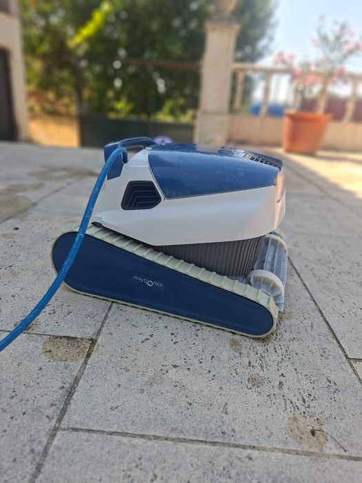 Maytronics Dolphin Blue Maxi 30 Pool Vacuum