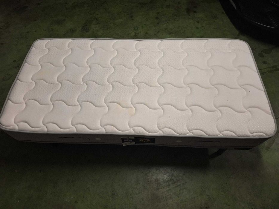 Estrado de ripas 190x90 com pés amovíveis + colchão – usado, como novo