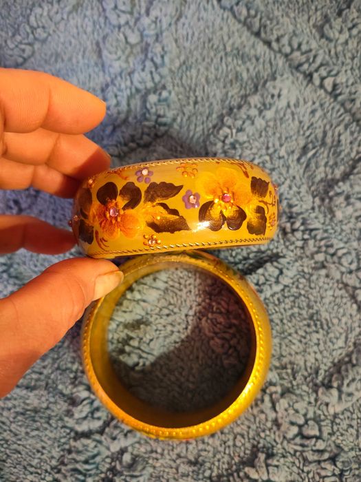 Ganchos e pulseiras pintadas a mao