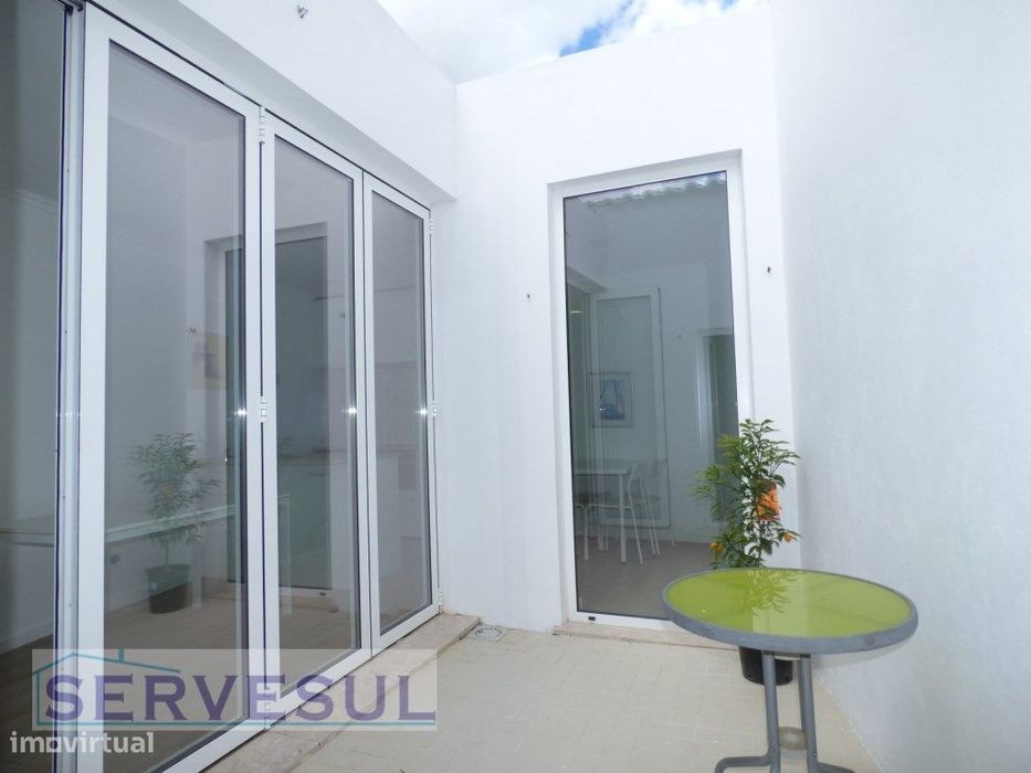 Casa térrea totalmente renovada com 1 quarto e pequeno quintal, loc...