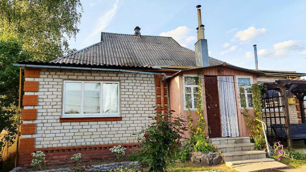 Продам цегляний будинок у центрі Дергачів з частковим ремонтом.