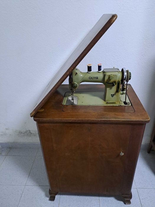 Máquina de Costura com móvel