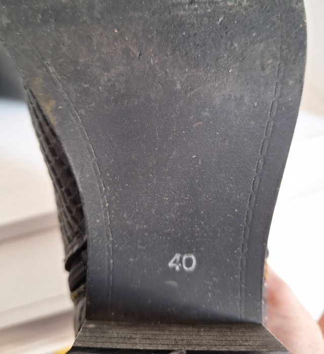 Botas cor preto de salto.