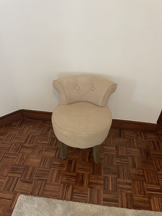 Poltrona infantil estofada bege – muito bonita e original