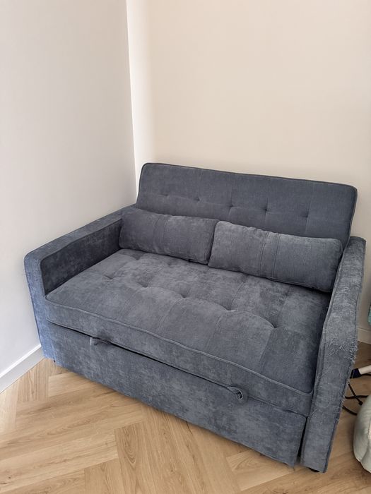 Rozkadana sofa ciemnoniebieka