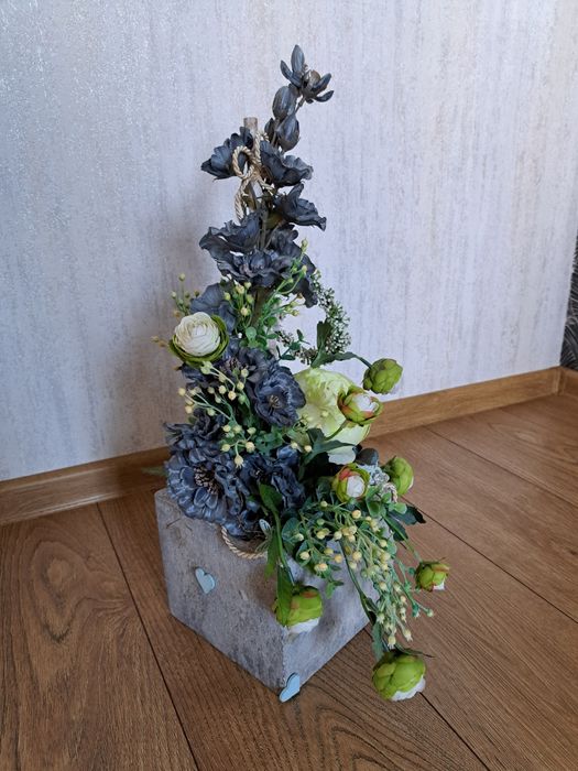 Kompozycja kwiatowa sztuczna