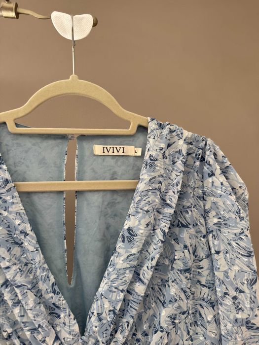 sukienka błękitna krótki rękaw w kwiaty rozkloszowana L 40