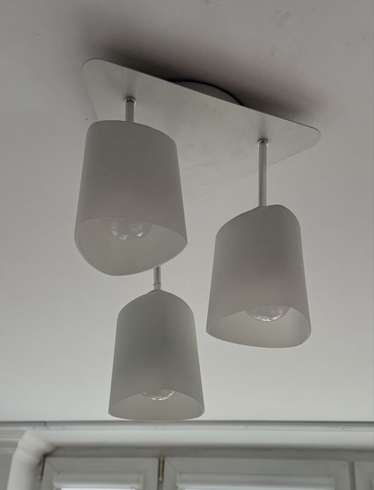 Biała lampa sufitowa
