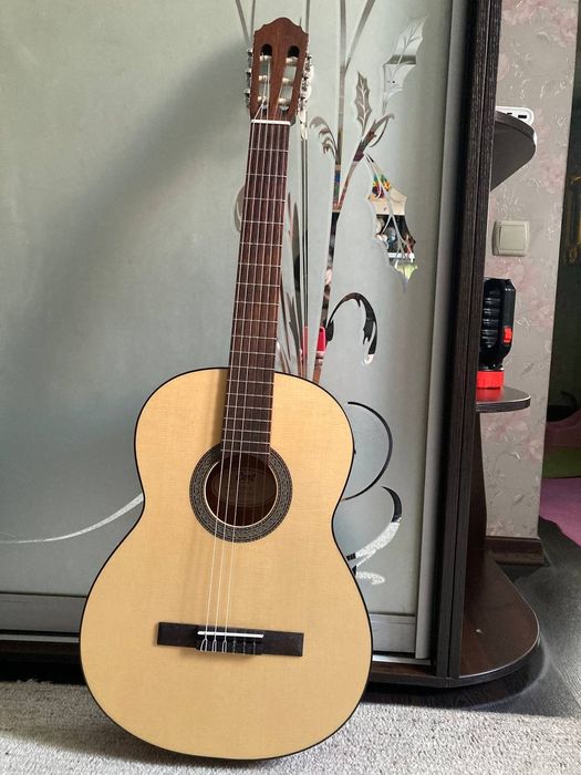 Классическая гитара и чехол